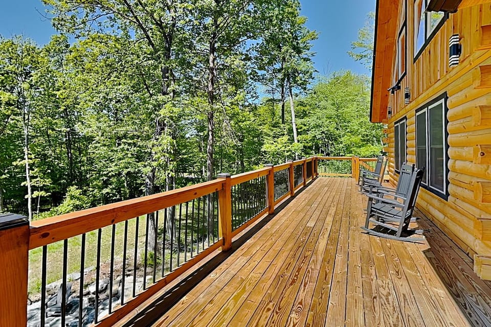 Property building, Natural landscape, Balcony/Terrace, Seating area, Garden view