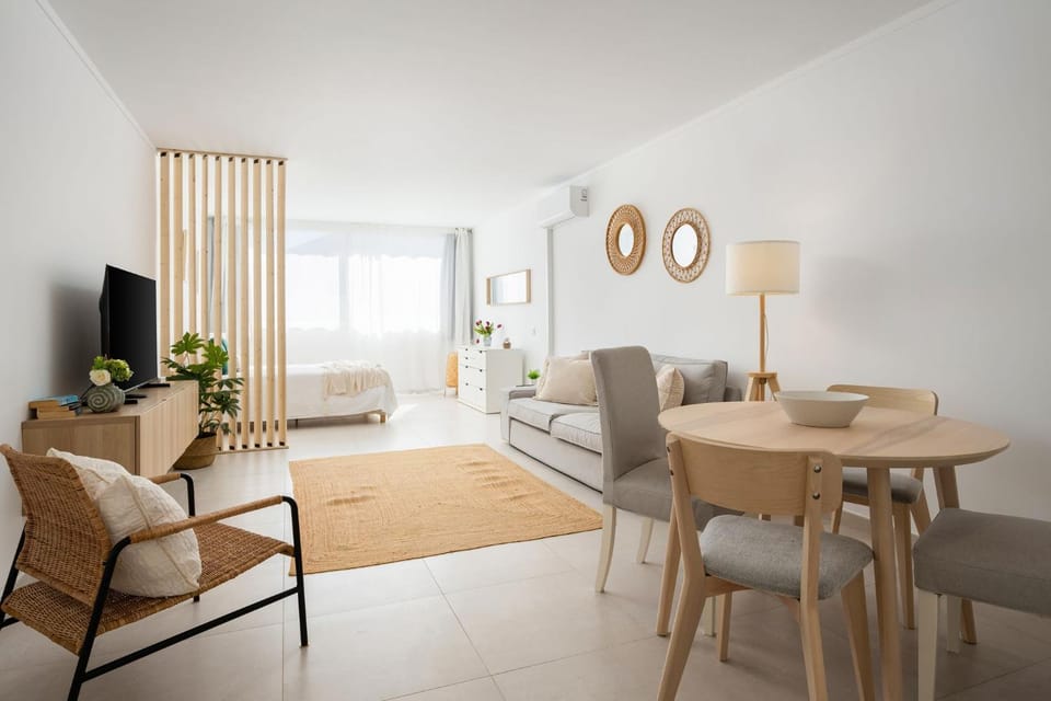 TV and multimedia, Living room, Seating area, Dining area