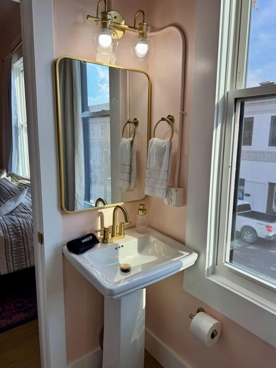 Fresh & Cozy Retreat w King Bed By KeenStays Apartment in Cape Girardeau