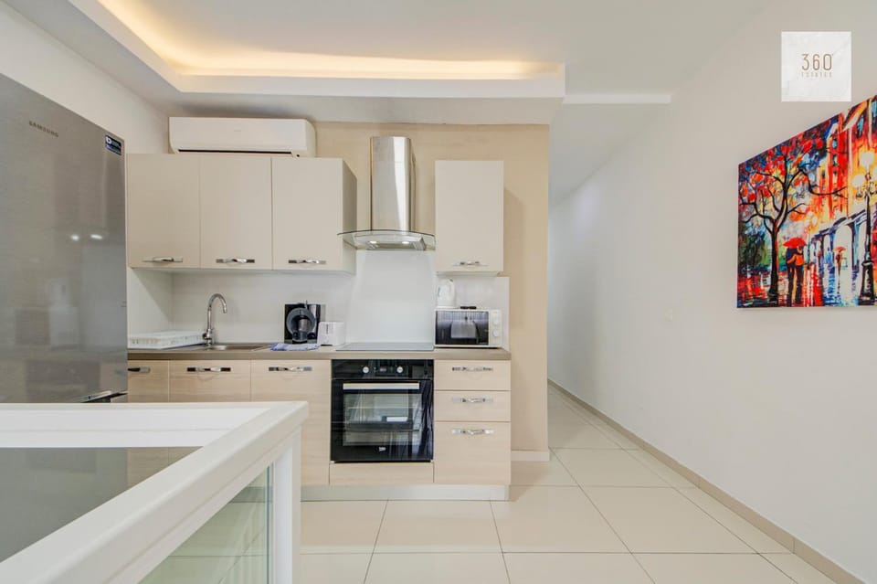 Kitchen or kitchenette, dishwasher, minibar, oven, stove, toaster
