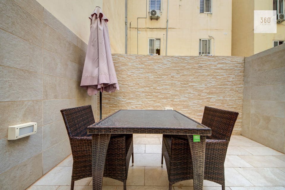 Patio, Dining area