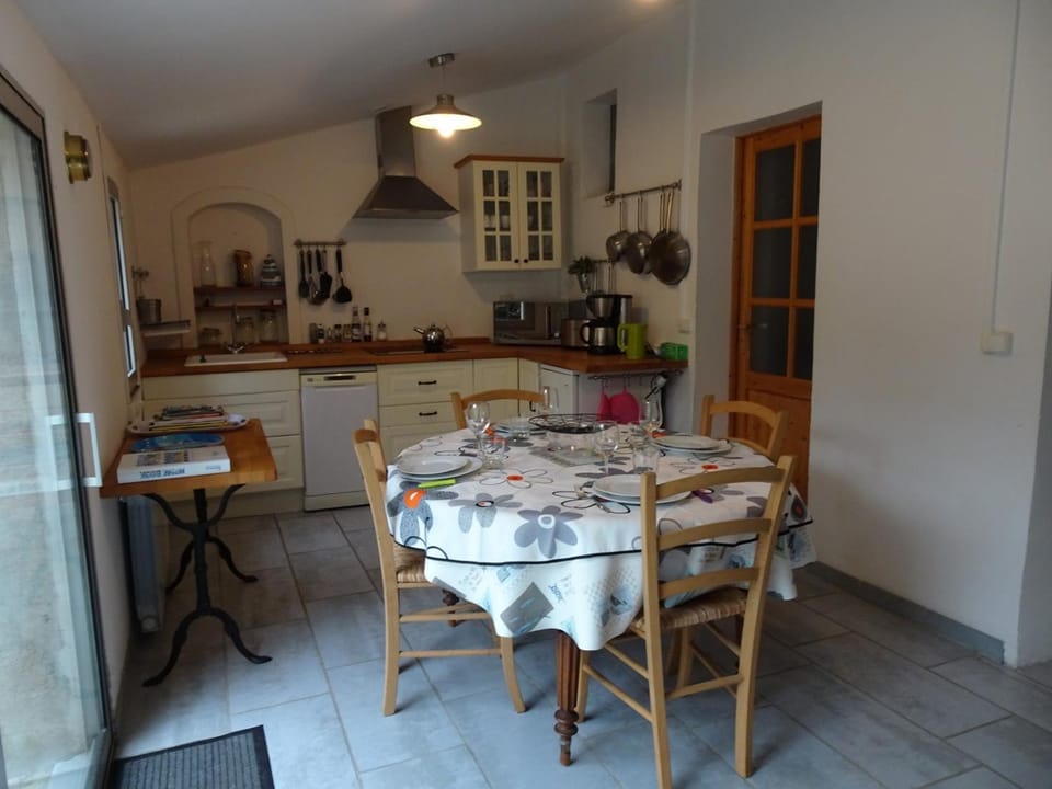 Kitchen or kitchenette, Dining area