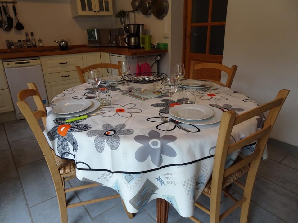 Kitchen or kitchenette, Dining area