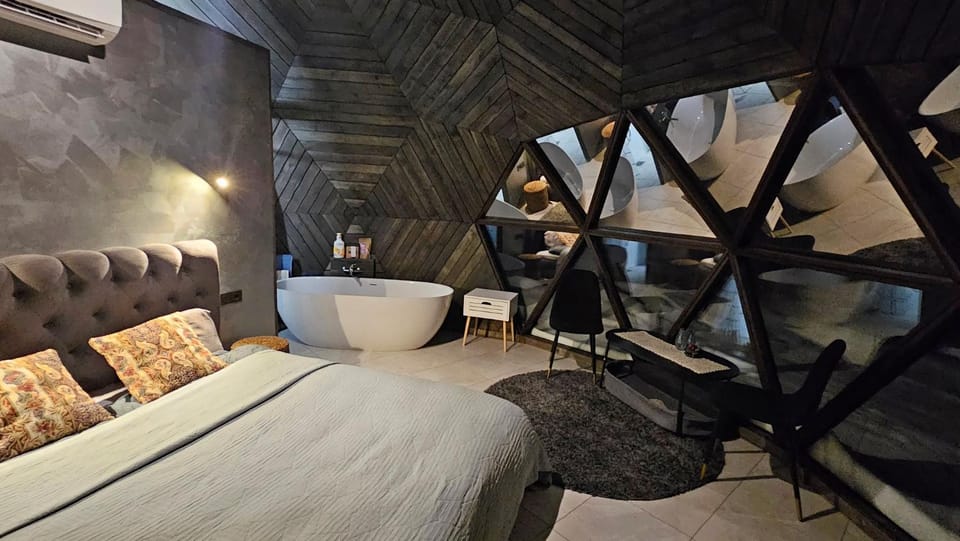 Bed, Photo of the whole room, Seating area, Bedroom