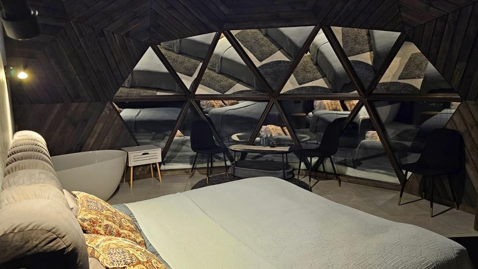 Bed, Seating area