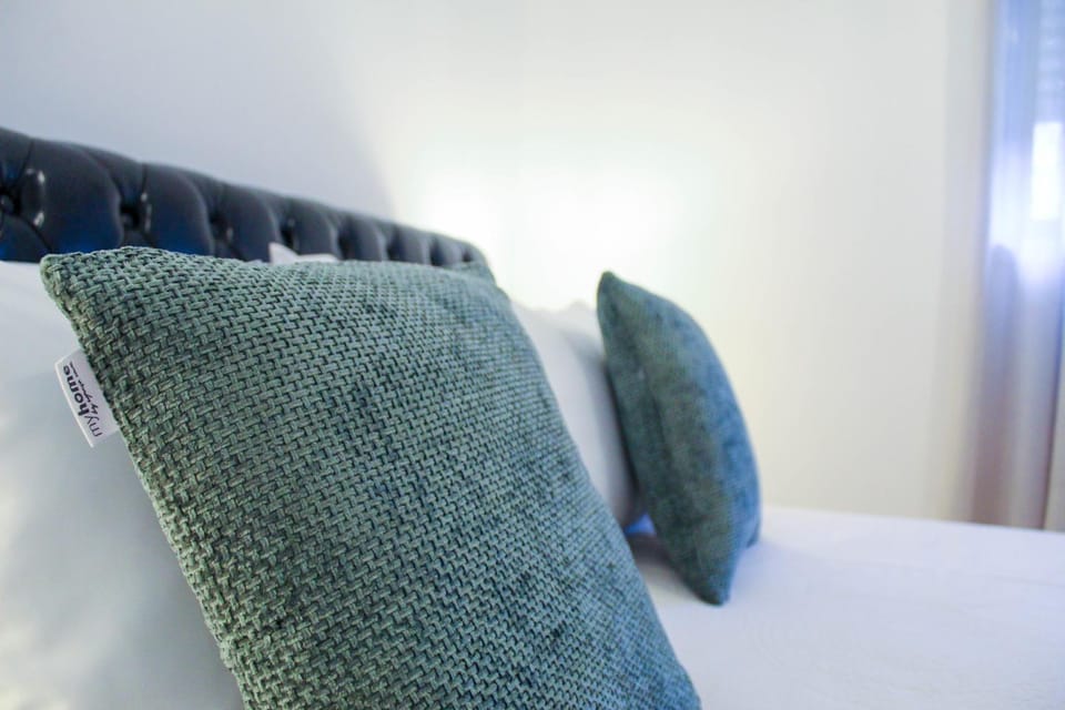 Bed, Photo of the whole room, Decorative detail, Bedroom