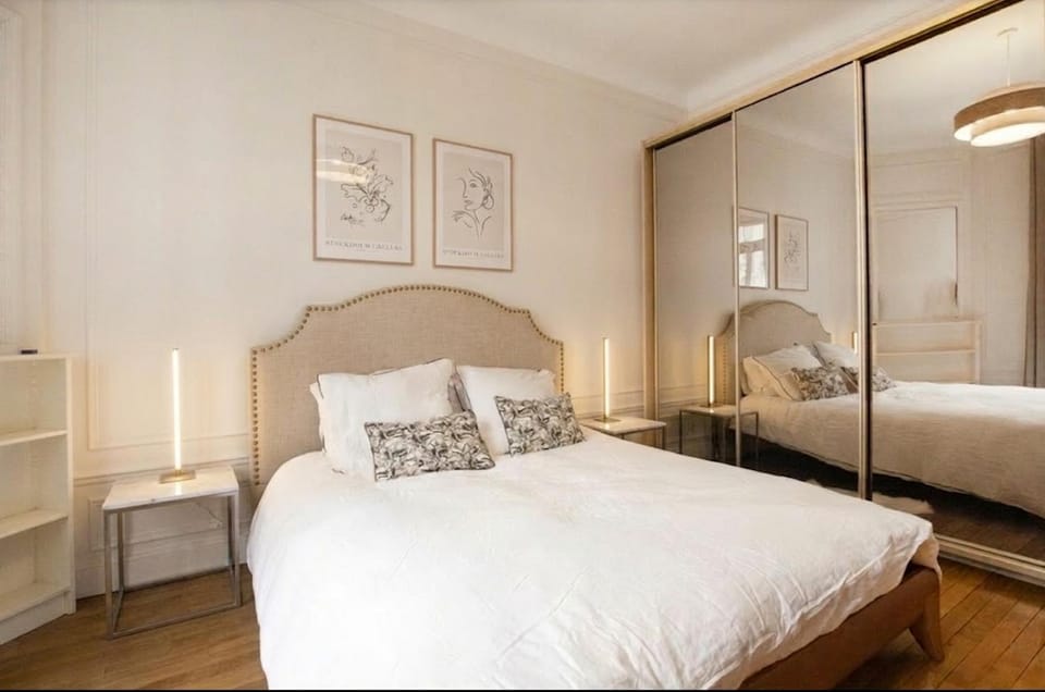 Montaigne Champs Elysée Apartment in Paris