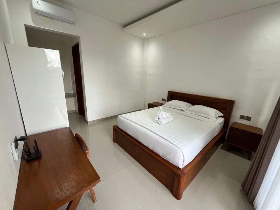 Bed, Seating area, Bedroom, air conditioner