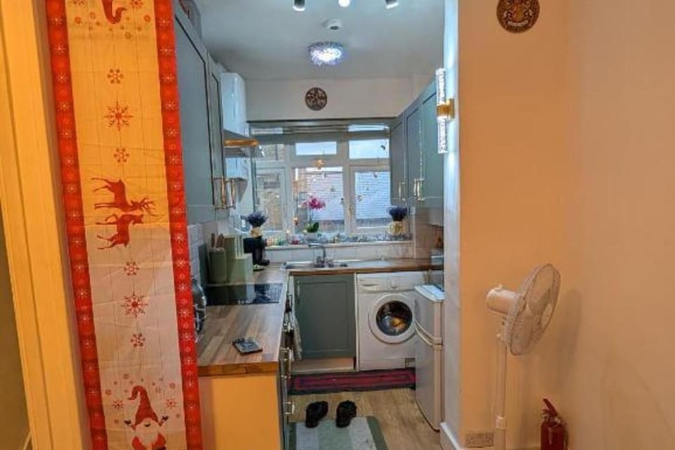 Kitchen or kitchenette, minibar, stove, toaster, washing machine, acessibility