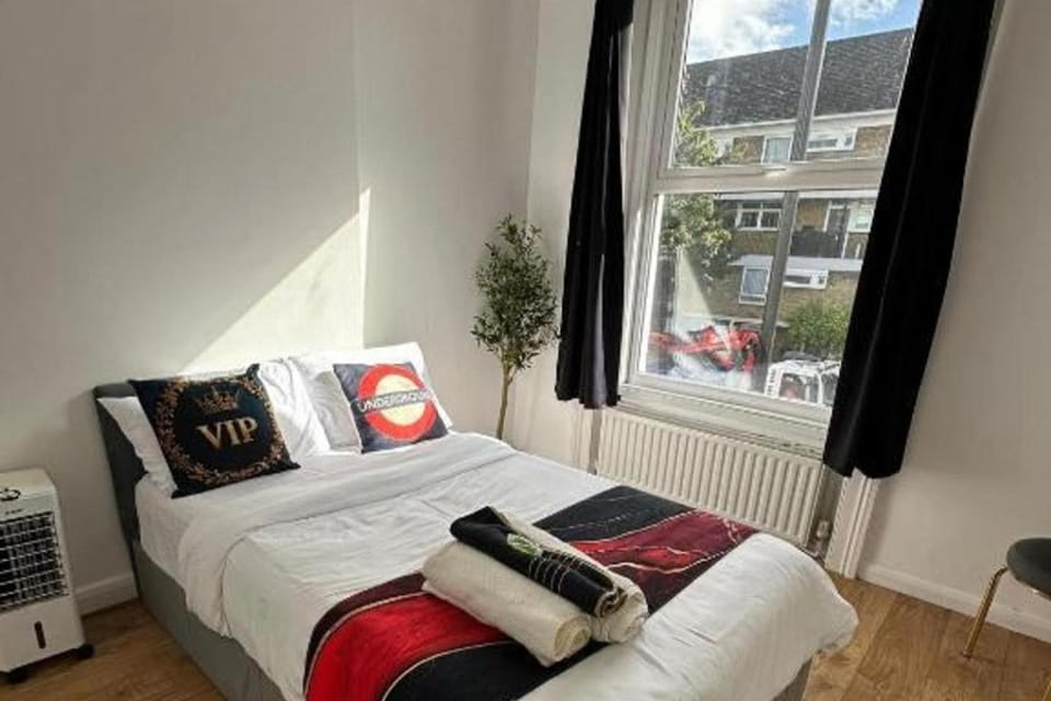 Bed, View (from property/room), Photo of the whole room, Seating area, Bedroom, heating, towels