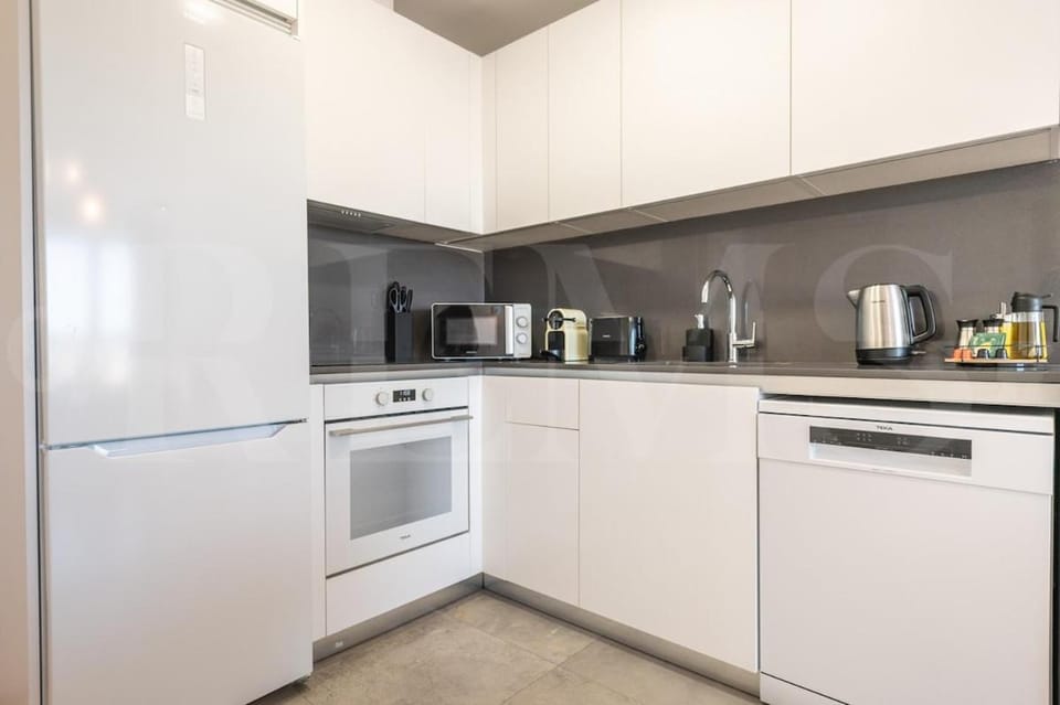 23rd Floor City Apartment with Pool & Gym REMS Apartment in Malaga