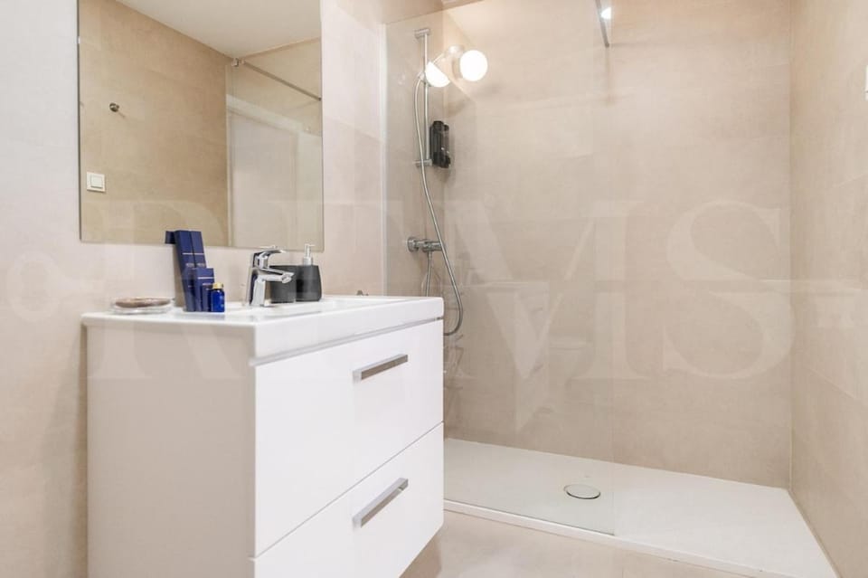 23rd Floor City Apartment with Pool & Gym REMS Apartment in Malaga