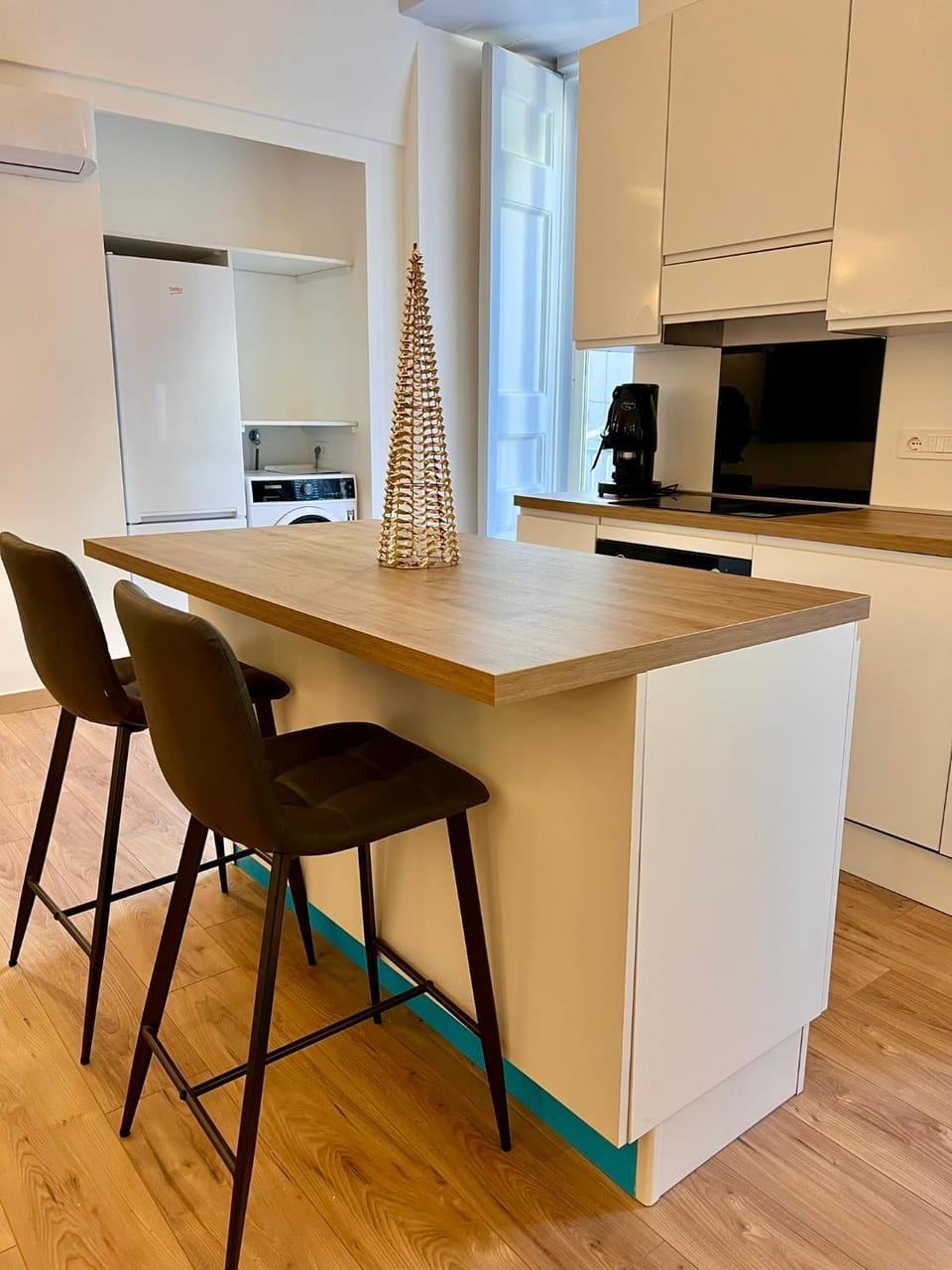 Kitchen or kitchenette, Dining area, minibar, stove