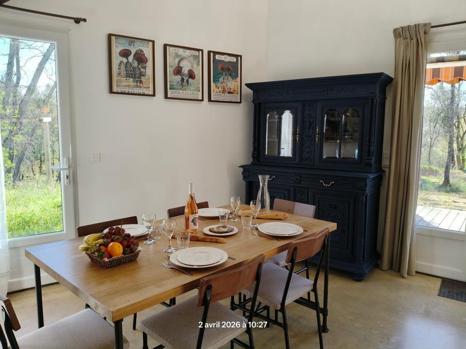 Living room, Seating area, Dining area, Food
