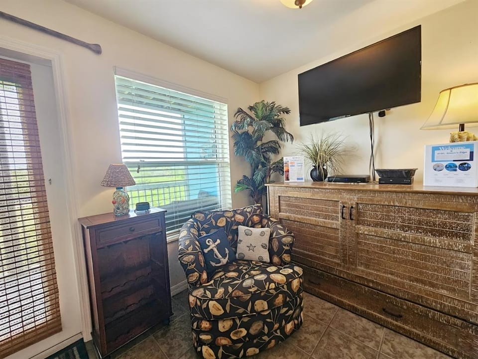 Nature's Landing - A102 Budget Rates Downtown Unit Apartment in Cedar Key
