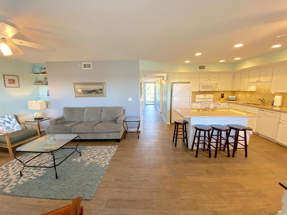 Nature's Landing C104 Corner Unit with Pool! Apartment in Cedar Key