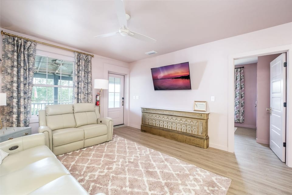 Victorian Inspired Downtown, Boat Trailer Parking! Apartment in Cedar Key