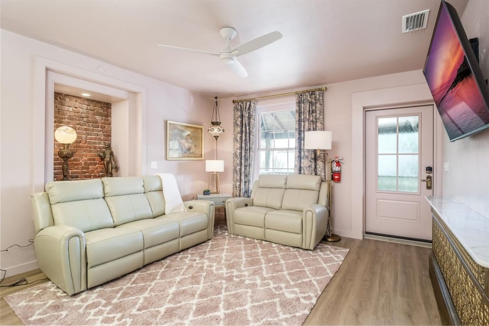 Victorian Inspired Downtown, Boat Trailer Parking! Apartment in Cedar Key