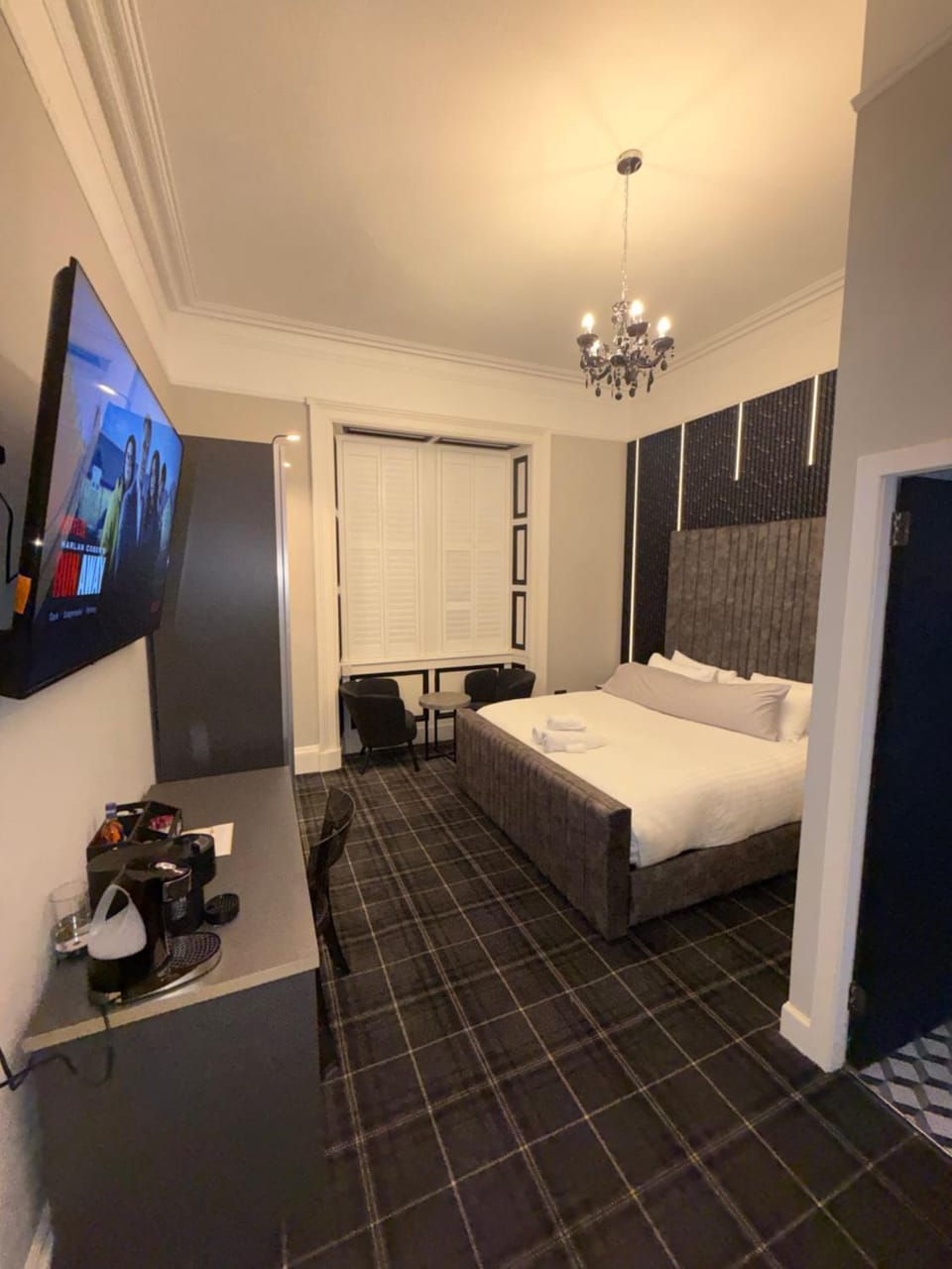 Bed, TV and multimedia, Photo of the whole room, Bedroom
