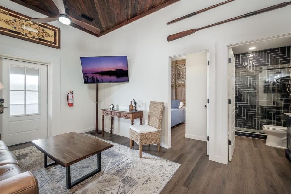 Ship Style Luxury Downtown, Boat Trailer Parking! Apartment in Cedar Key