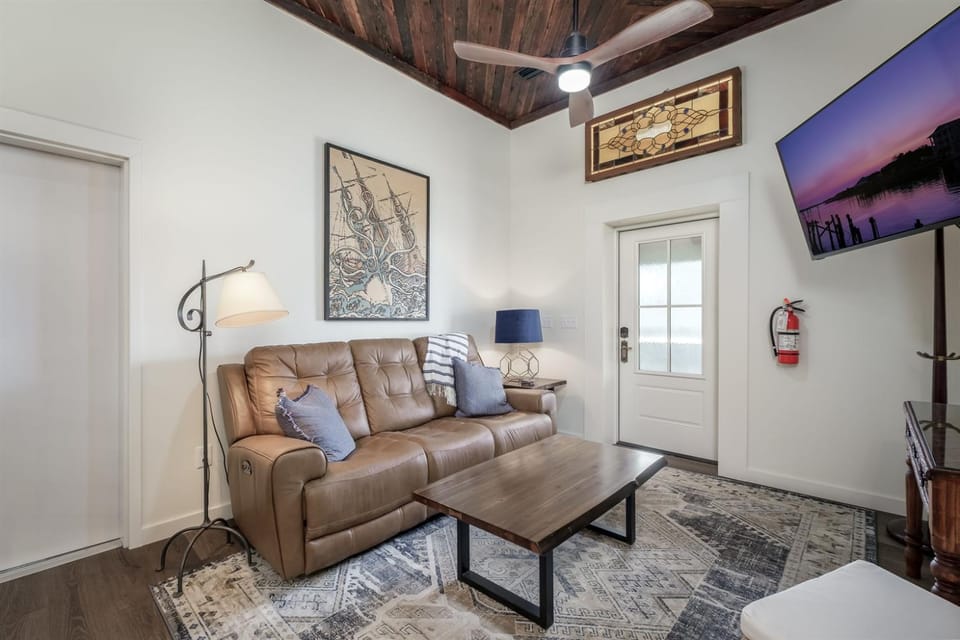 Ship Style Luxury Downtown, Boat Trailer Parking! Apartment in Cedar Key
