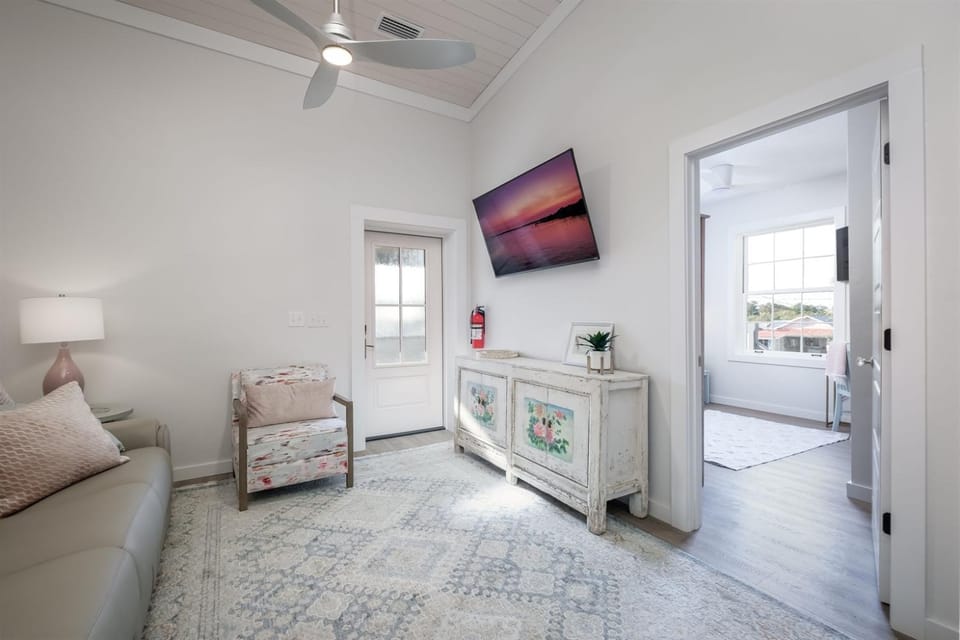 Eliza Offers Beauty and Comfort Downtown! Apartment in Cedar Key