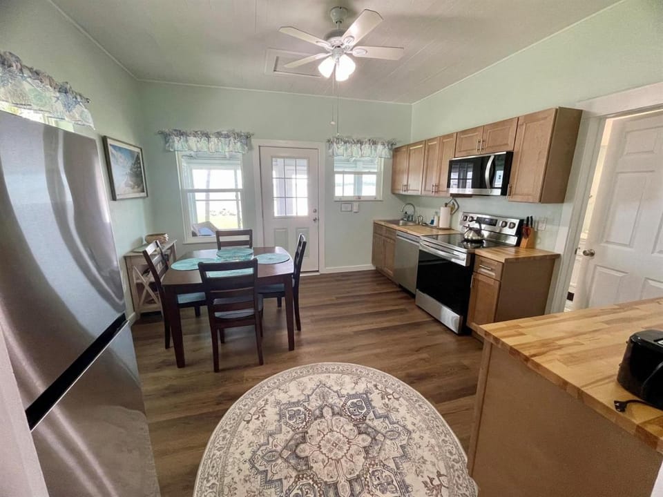 Aunt May's - Waterfront Cottage in Cedar Key! House in Cedar Key