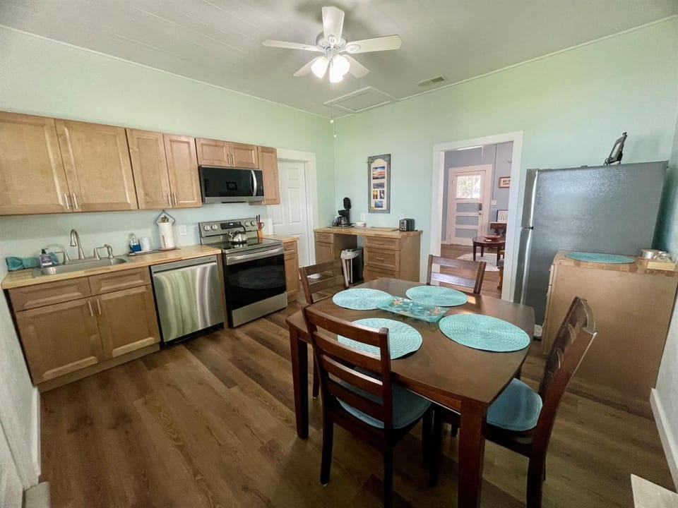Aunt May's - Waterfront Cottage in Cedar Key! House in Cedar Key