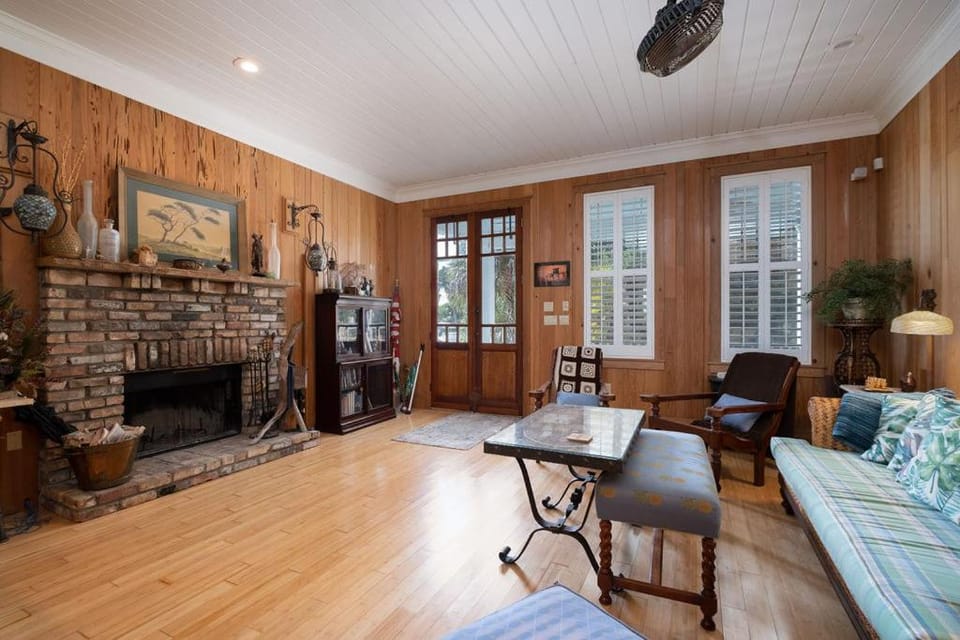 Bridges Cottage - Vintage in Heart of Cedar Key! House in Cedar Key