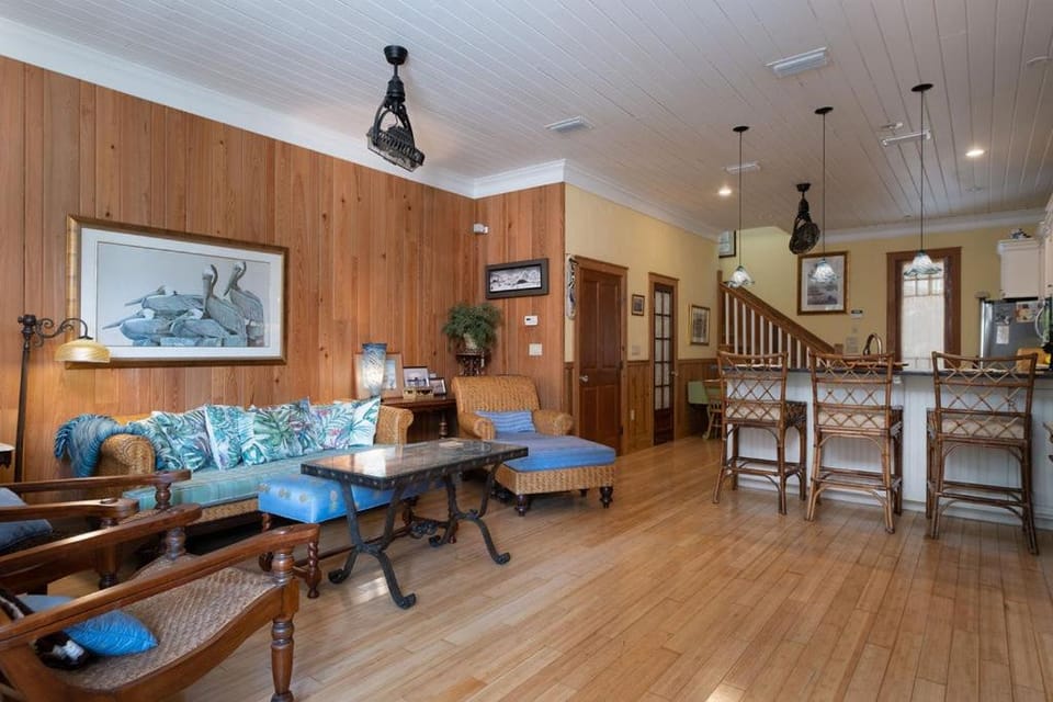 Bridges Cottage - Vintage in Heart of Cedar Key! House in Cedar Key