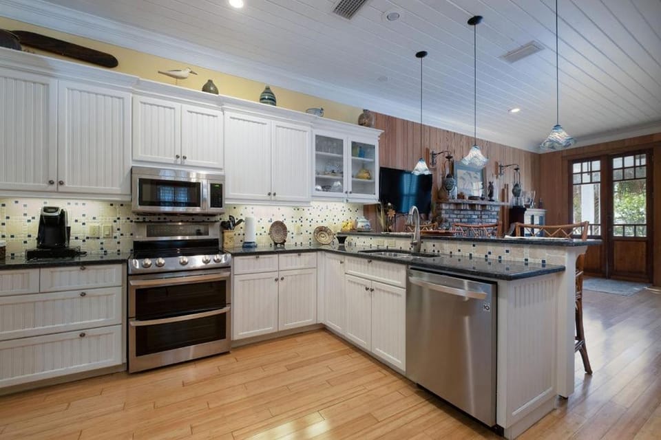 Bridges Cottage - Vintage in Heart of Cedar Key! House in Cedar Key