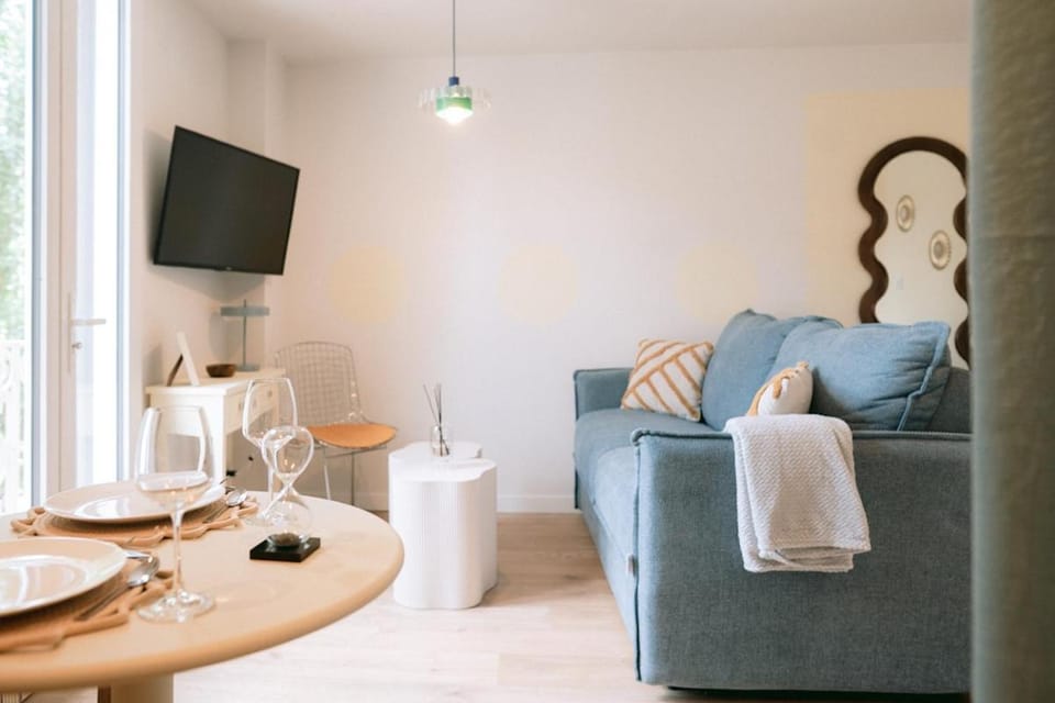 Bed, Seating area