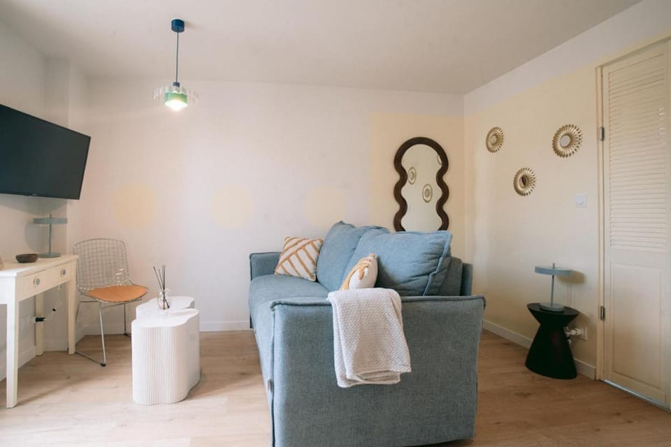 Bed, Seating area