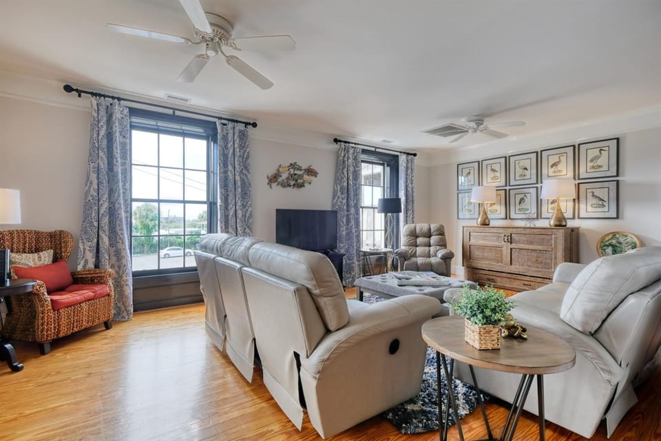Carmen- Historic Building with Modern Amenities! Apartment in Cedar Key