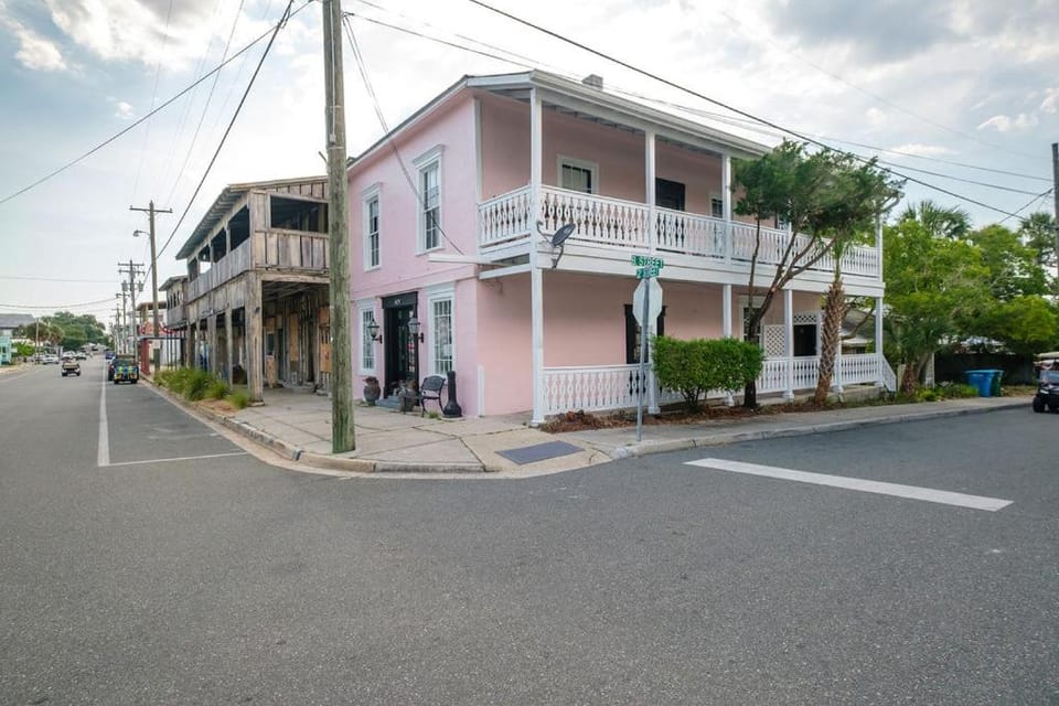 Carmen- Historic Building with Modern Amenities! Apartment in Cedar Key