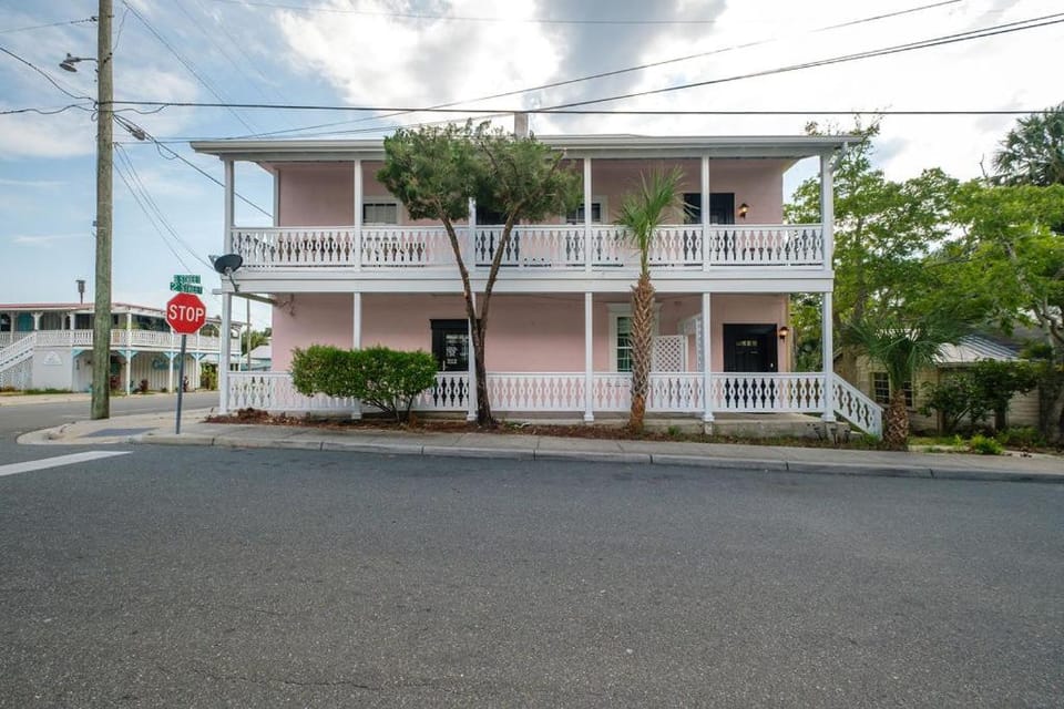 Carmen- Historic Building with Modern Amenities! Apartment in Cedar Key