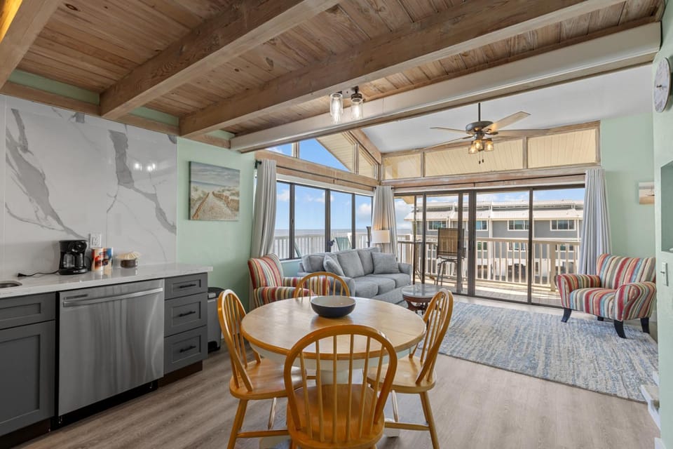 Corner View at Cedar Cove! Gulf View Downtown! Apartment in Cedar Key