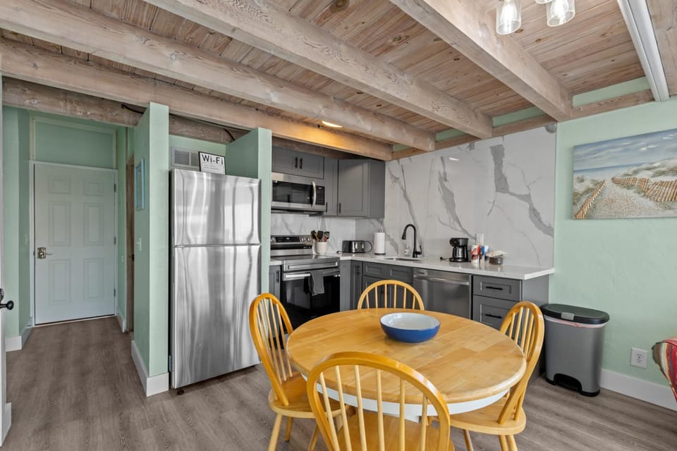 Corner View at Cedar Cove! Gulf View Downtown! Apartment in Cedar Key