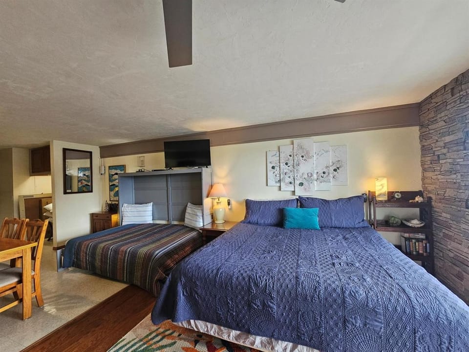 Park Place 229 -Parkside Escape -Downtown w view! Apartment in Cedar Key