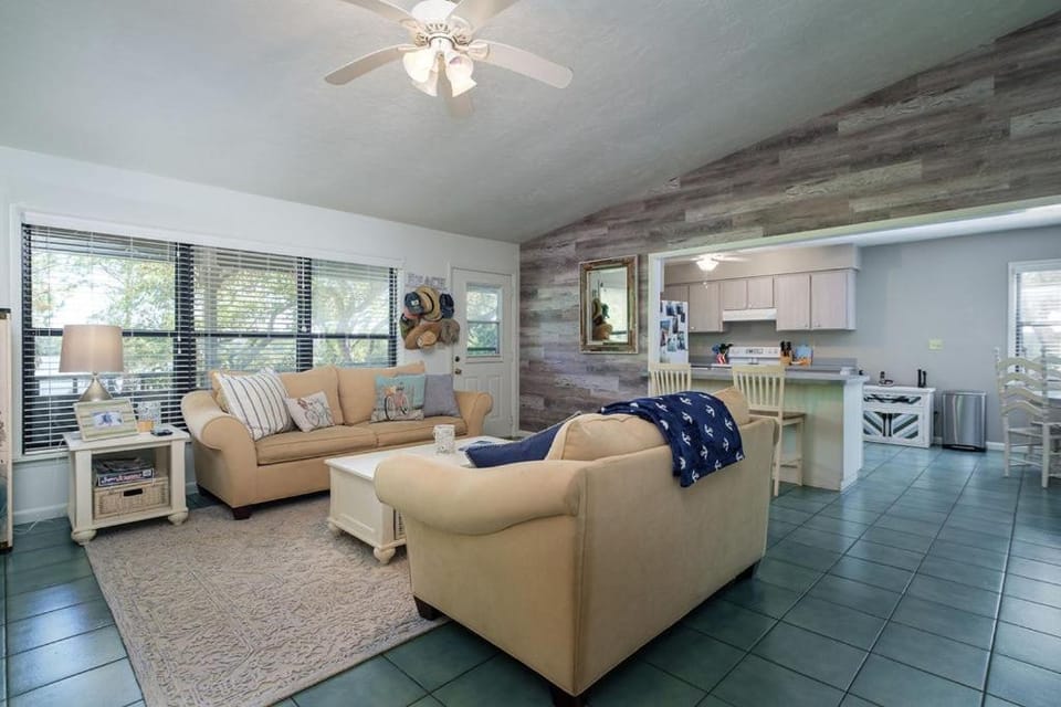 Porch Pace- Quiet Home with glimpse of water views House in Cedar Key