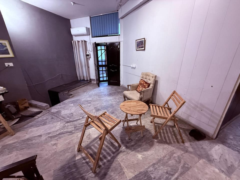 StayEasy Gulberg Bed and Breakfast in Lahore