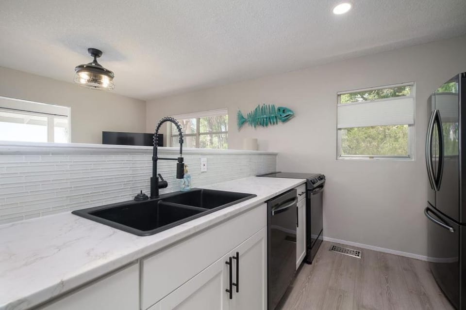 Waterfront Cottages with Sunsets, Kayaks Included! House in Cedar Key
