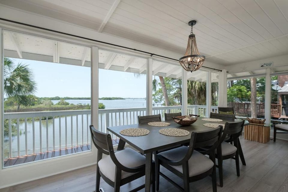 Waterfront Cottages with Sunsets, Kayaks Included! House in Cedar Key