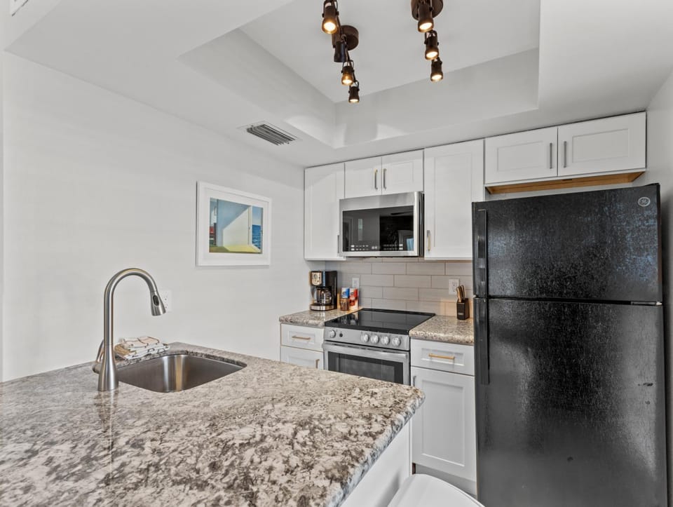 Island Place 101 Dreamy Condo with Pool! Rebuilt! Apartment in Cedar Key