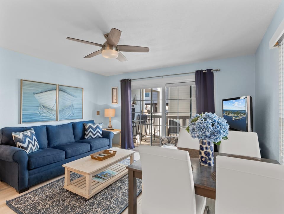 Island Place 102 Perfect Downtown Getaway w Pool! Apartment in Cedar Key
