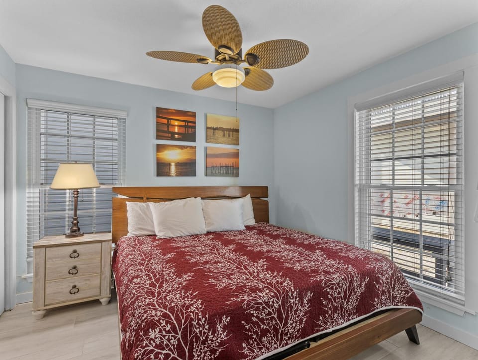 Island Place 102 Perfect Downtown Getaway w Pool! Apartment in Cedar Key