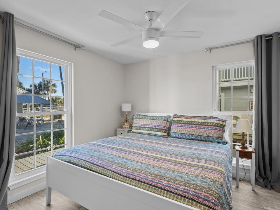 Island Place 104 Pool Front Waterfront Condo-NEW! Apartment in Cedar Key