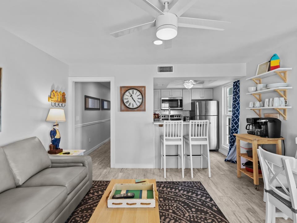 Island Place 104 Pool Front Waterfront Condo-NEW! Apartment in Cedar Key