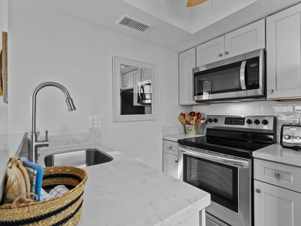 Island Place 104 Pool Front Waterfront Condo-NEW! Apartment in Cedar Key