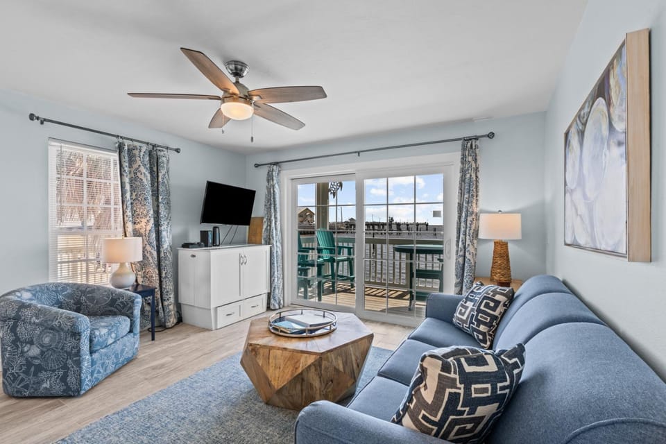 Island Place 107 Updated w Pool, Pet Friendly! Apartment in Cedar Key